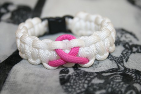 Vit paracord med rosa bandet. 